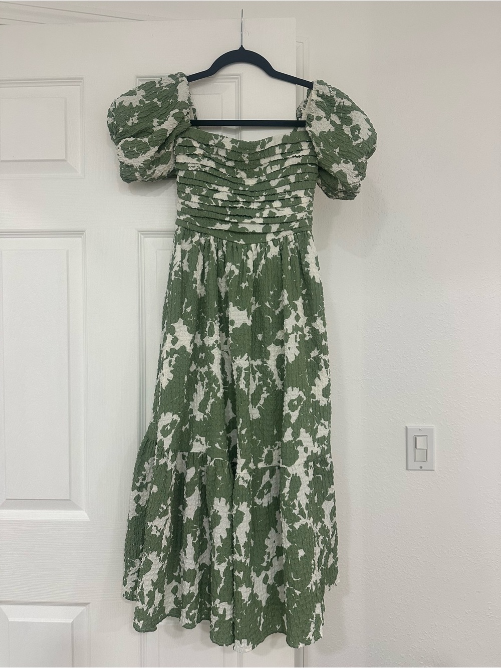 Abercrombie & Fitch Green and White Puff-Sleeve Midi Dress